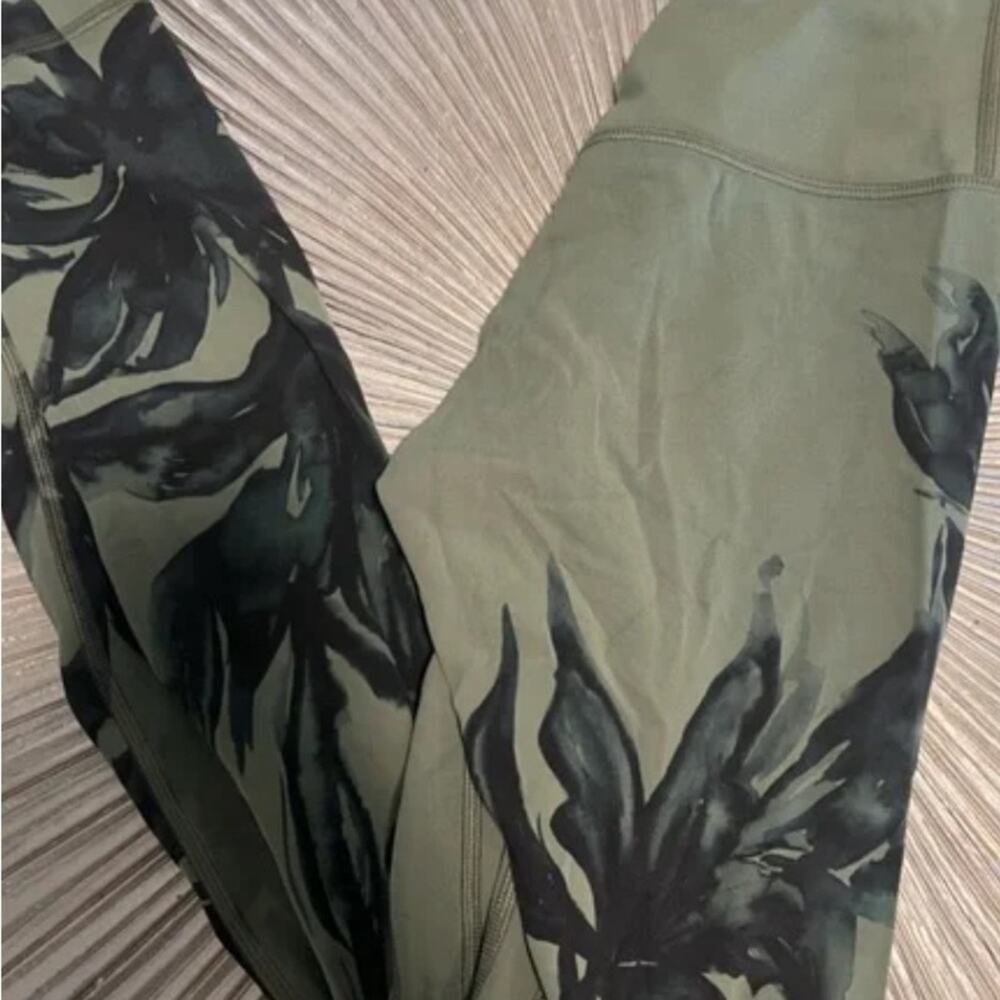 lululemon athletica Green Leggings with Tropical Print and Stretchy Fabric